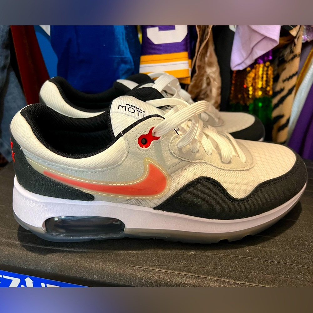 Nike Kids Air Max Motif
COLOR: Black/White/Grey Fog/ Siren Red.NEW WITHOUT BOX